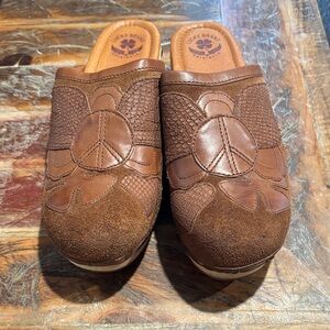 Lucky Brand Textured Brown Clogs